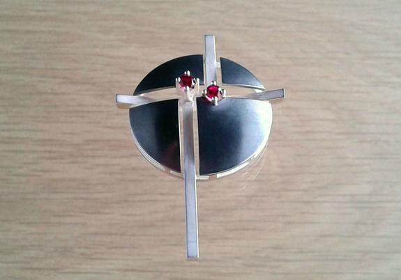 Hanger, 925 zilver met twee rode zirconia’s, kruis 47 x 32 mm